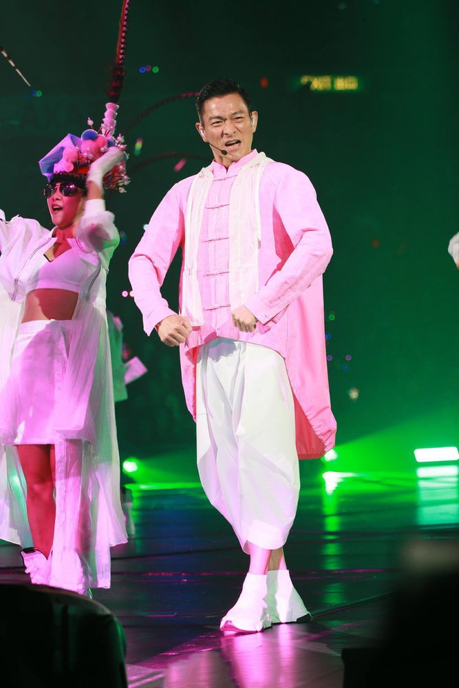 劉德華時隔8年再開演唱會，沒想到他身後的女伴舞卻成最大亮點！