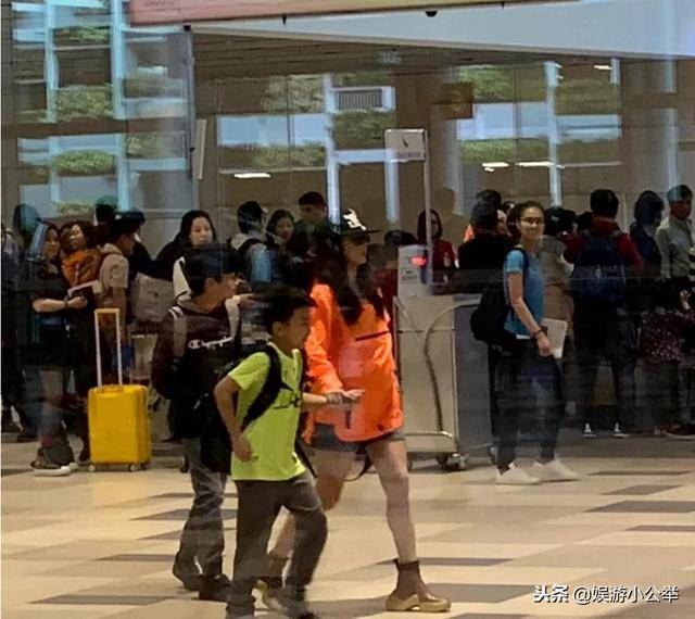 張柏芝攜兒子抵達新加坡，旅行細節看出她對教育孩子的成敗！