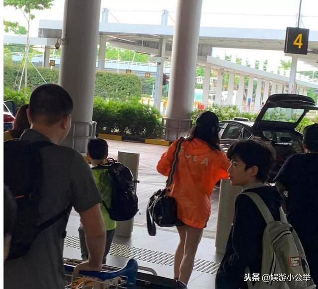 張柏芝攜兒子抵達新加坡，旅行細節看出她對教育孩子的成敗！