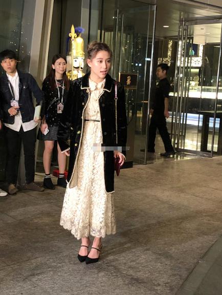 賭王女兒參加阿嬌婚禮，奢侈的禮服包包成全場焦點