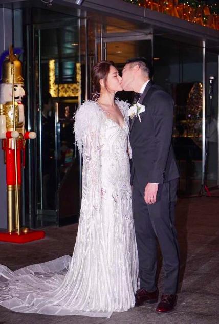 賭王女兒參加阿嬌婚禮，奢侈的禮服包包成全場焦點