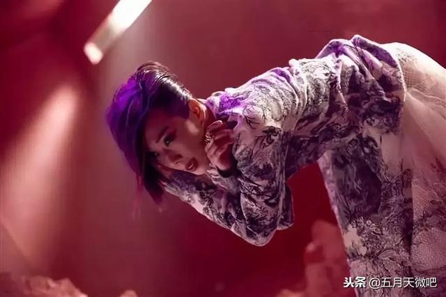 「MV首播」五月天全員助陣林憶蓮《沙文》MV，阿信今日份盛世美顏