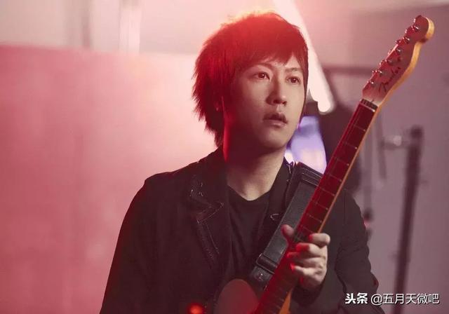 「MV首播」五月天全員助陣林憶蓮《沙文》MV，阿信今日份盛世美顏