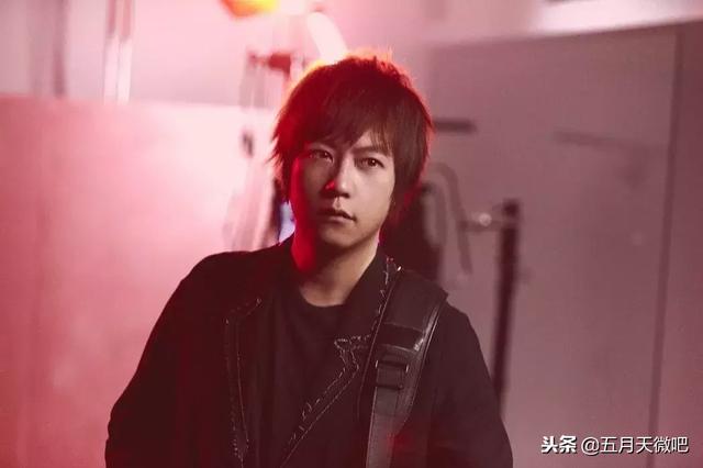 「MV首播」五月天全員助陣林憶蓮《沙文》MV，阿信今日份盛世美顏