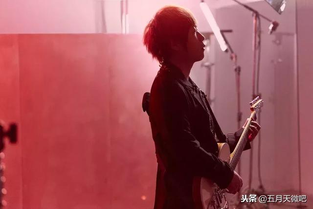 「MV首播」五月天全員助陣林憶蓮《沙文》MV，阿信今日份盛世美顏