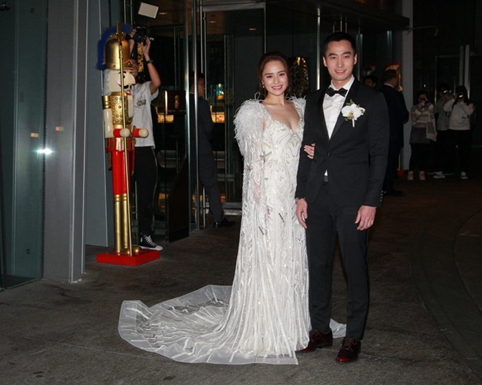 【阿嬌婚宴最搶鏡的來賓】Deep V開得比新娘深，中門大開到肚臍，網友：好性感啊!