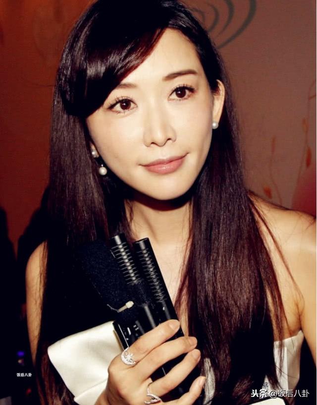林志玲穿抹胸長裙現身香港，無PS鏡頭裡小腹微凸發福明顯！