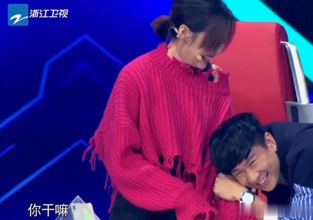 林俊傑翻唱《領悟》，有誰注意到張靚穎的眼神？細節見愛情！