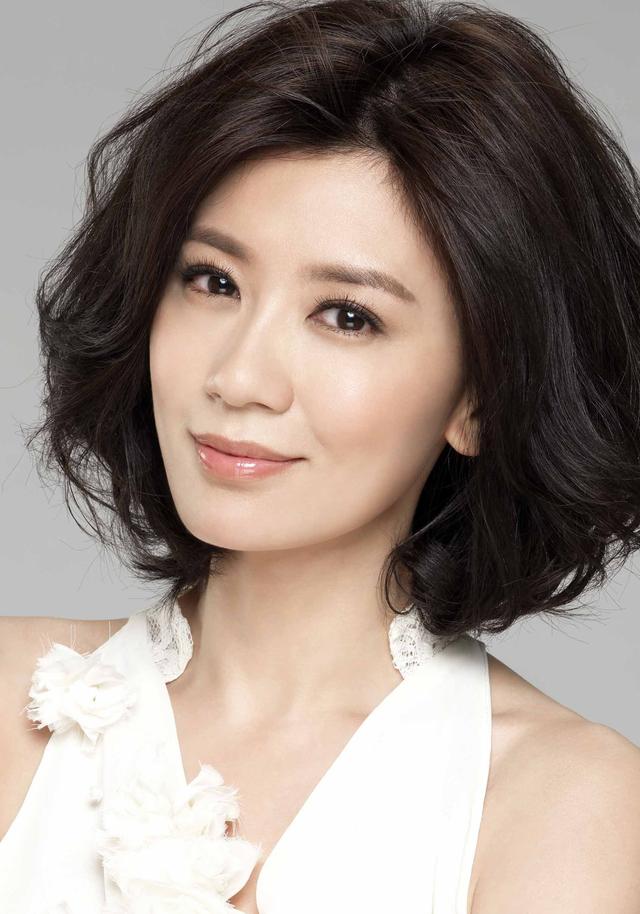 劉德華都稱她是最美女星，如今四十四歲卻像十四歲，真是太美了！