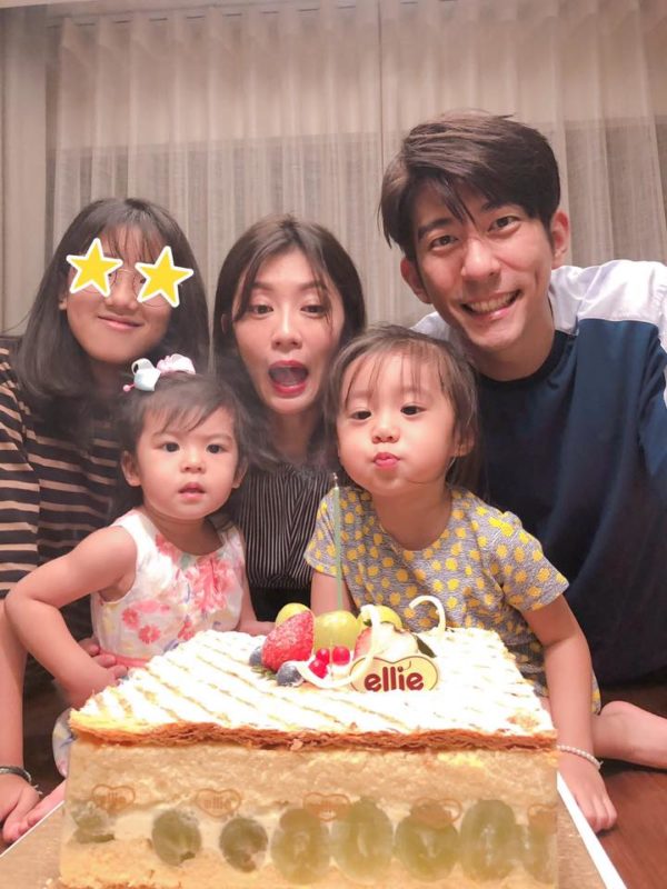 咘咘「綁包子頭」對鏡頭甜笑，「這男星」秒贏她的心！網友驚呼：「根本是小賈靜雯！」