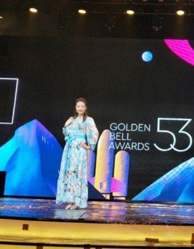 當51歲周海媚撞衫42歲舒淇，女神和婦女的差距果然很大！