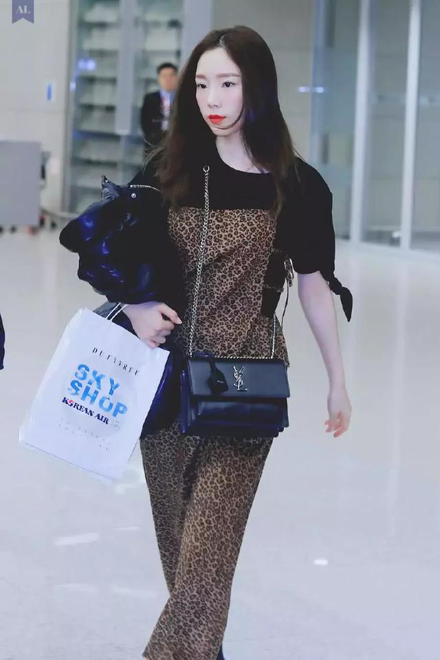 金泰妍真有范，羊羔外套穿在她的身上不僅不臃腫，還盡顯出少女感