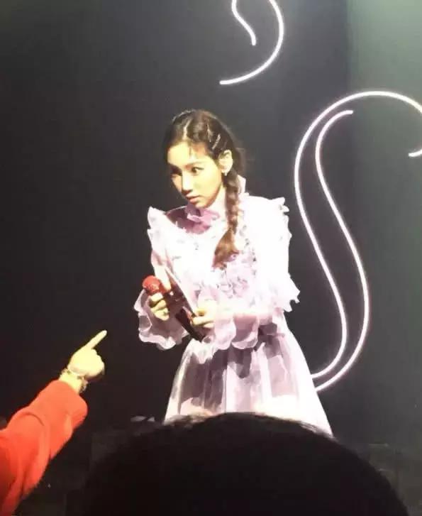 金泰妍真有范，羊羔外套穿在她的身上不僅不臃腫，還盡顯出少女感