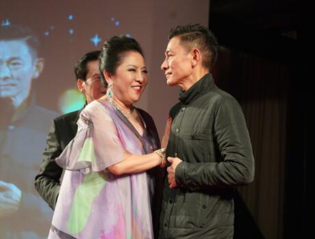 陳嵐凌晨2個小時「連續」發8條動態，乾兒子蕭敬騰視頻為向華強慶生！ 