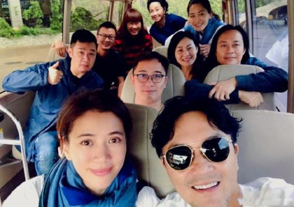 47歲袁詠儀重新留起長發，顏值回歸巔峰，一舉動讓人暖心！ 