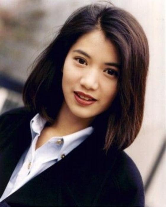 47歲袁詠儀重新留起長發，顏值回歸巔峰，一舉動讓人暖心！ 