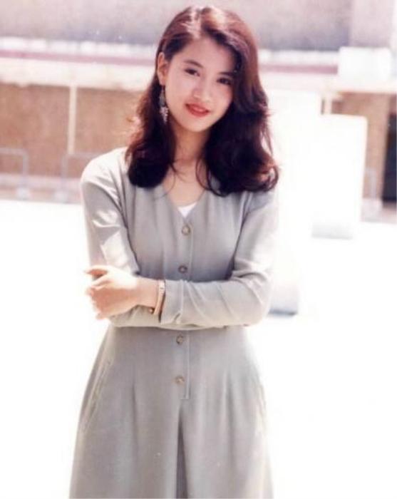 47歲袁詠儀重新留起長發，顏值回歸巔峰，一舉動讓人暖心！ 