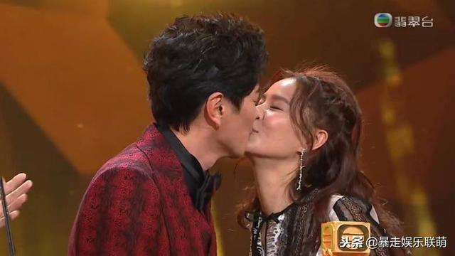 兩次求婚才成功！蕭正楠TVB頒獎禮上公布與黃翠如結婚喜訊 