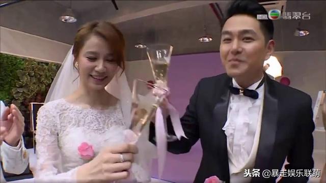 兩次求婚才成功！蕭正楠TVB頒獎禮上公布與黃翠如結婚喜訊 
