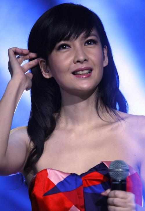 51歲周慧敏分享凍齡術，健身房裡大秀美腿，身材宛若20歲少女 