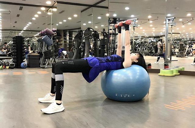 51歲周慧敏分享凍齡術，健身房裡大秀美腿，身材宛若20歲少女 