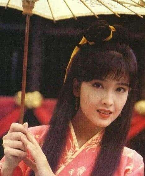 51歲周慧敏分享凍齡術，健身房裡大秀美腿，身材宛若20歲少女 