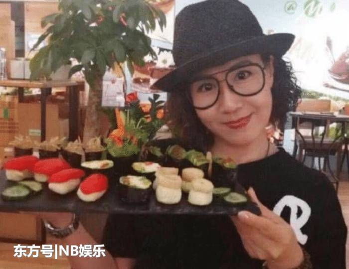 她與丈夫相伴24年「堅持不生孩子」，為容貌堅持不吃肉，今56歲！網友：嫁對人，吃肉吃素都幸福！