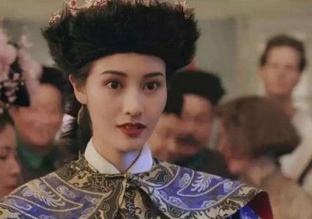 看了30年前的李嘉欣，再看今48歲的她，網友：被歲月遺忘的美人!