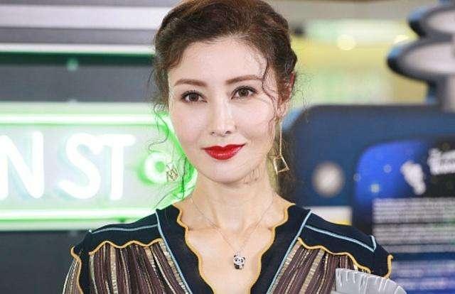 看了30年前的李嘉欣，再看今48歲的她，網友：被歲月遺忘的美人!