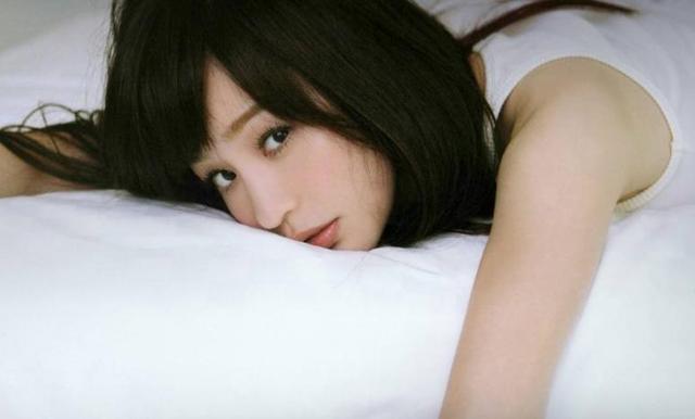 看了王心凌新專輯的封面，網友：她真的永遠只用45度側臉拍照耶