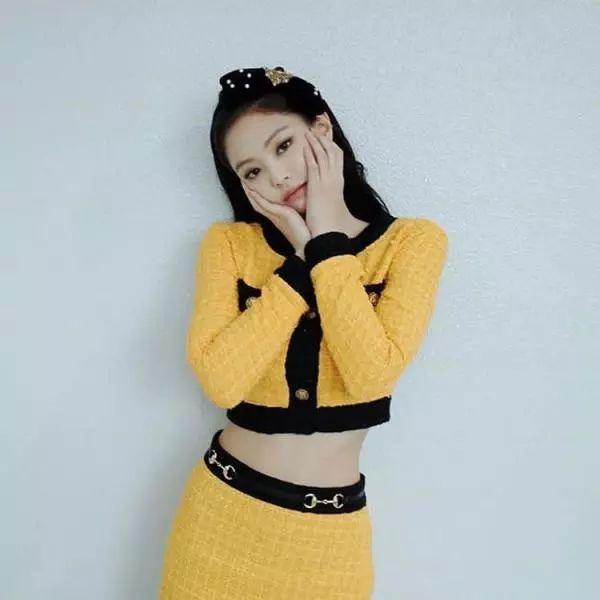 Jennie最新造型搭配爆改Gucci衫，網友：看著像香奈兒！