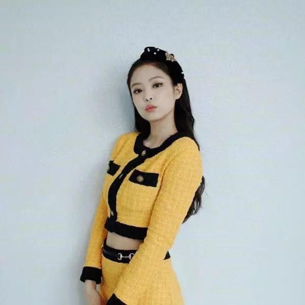 Jennie最新造型搭配爆改Gucci衫，網友：看著像香奈兒！