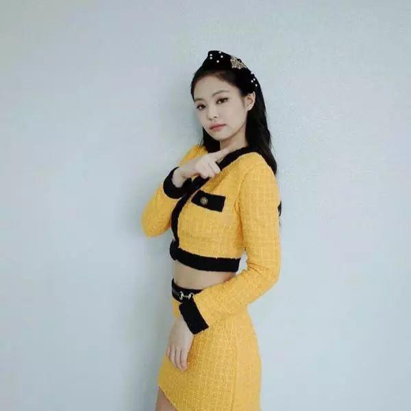 Jennie最新造型搭配爆改Gucci衫，網友：看著像香奈兒！