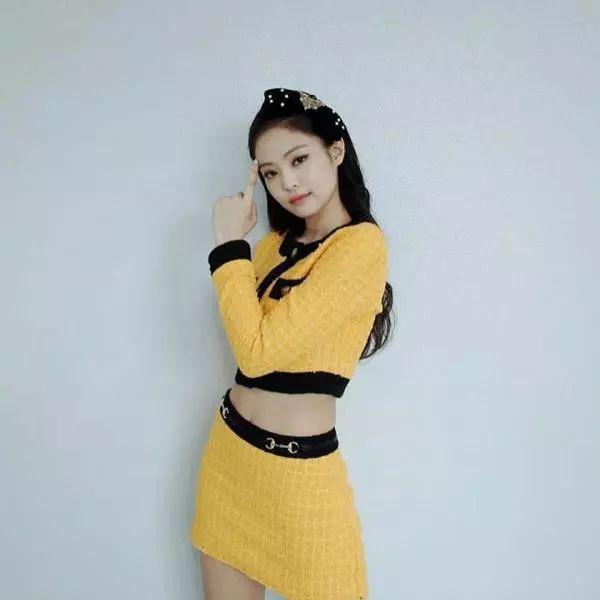 Jennie最新造型搭配爆改Gucci衫，網友：看著像香奈兒！