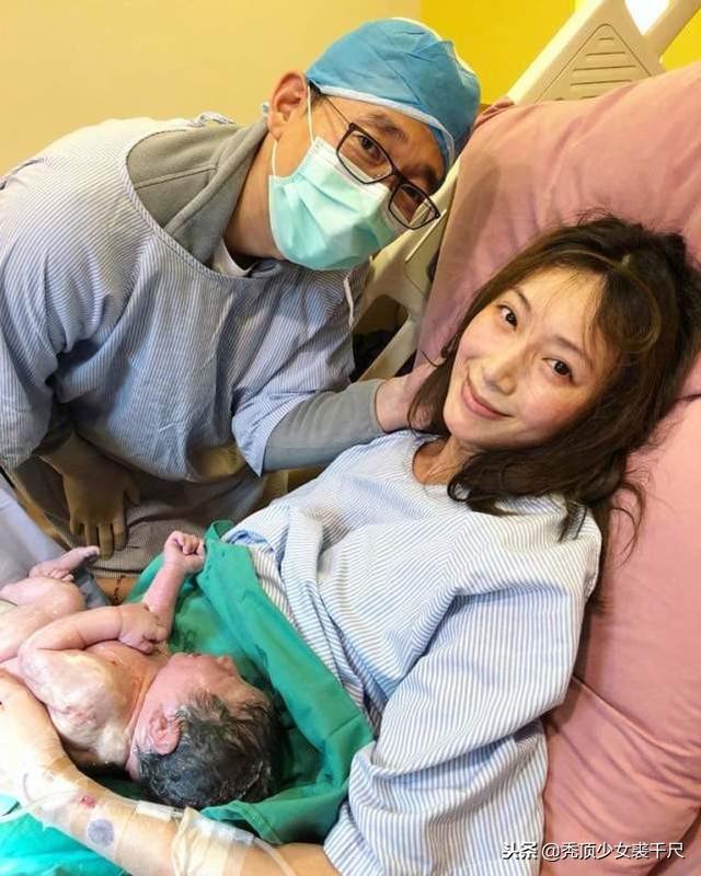  隋棠三胎產子後曬照報喜，手抱新生兒長發微亂眼帶笑意盡顯母愛