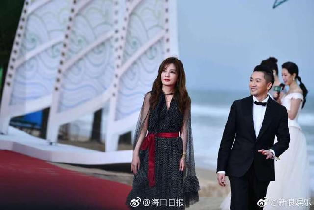 趙薇蘇有朋合體亮相，網友：瘦下來的趙薇看起來像24歲 