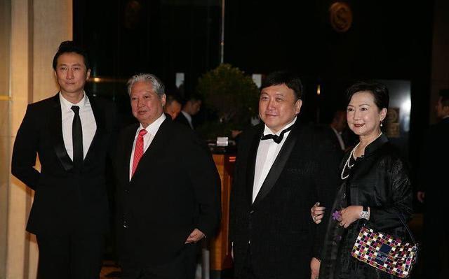 向華強70大壽，香港半個娛樂圈都來祝壽，關之琳劉嘉玲現場比美 