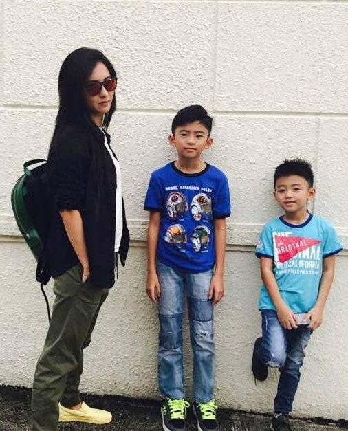 張柏芝真的生了第三胎！ 「小王子」已滿月，她曬了張四人「合影」 