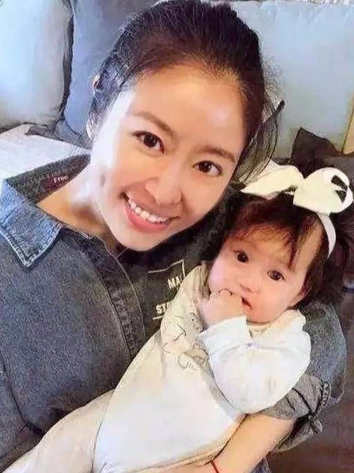  林心如2歲女兒美的過分，繼承父母的優點，真是個大眼「睫毛精」
