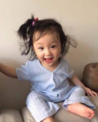  林心如2歲女兒美的過分，繼承父母的優點，真是個大眼「睫毛精」