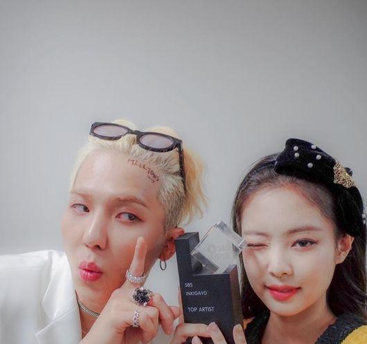 Jennie最後一次公開打榜，穩拿第一！和宋旻浩一起合影紀念