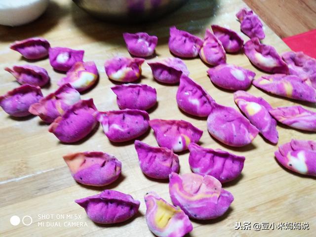 火龍果營養多多，和餃子的搭配更完美，孩子看了一定會多吃