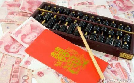 兒媳生下雙胞胎，婆婆送了三千塊錢，打開袋子後，兒媳濕了眼眶