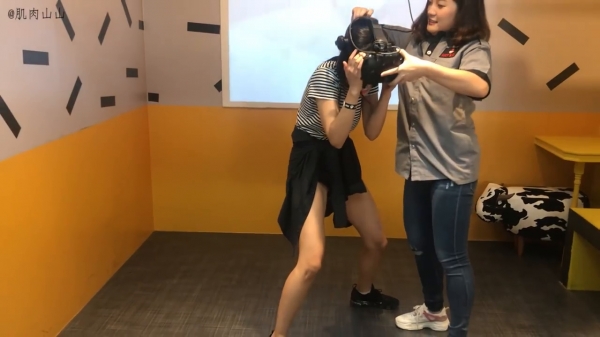 弟弟騙姐姐體驗最新VR，超真實的反應笑翻所有人!只聽到聲音讓人以為發生命案XDD