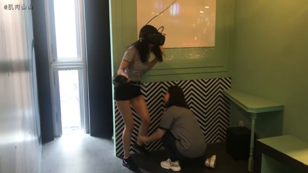 弟弟騙姐姐體驗最新VR，超真實的反應笑翻所有人!只聽到聲音讓人以為發生命案XDD
