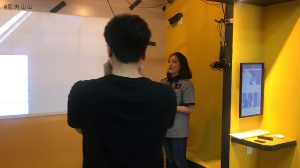 弟弟騙姐姐體驗最新VR，超真實的反應笑翻所有人!只聽到聲音讓人以為發生命案XDD