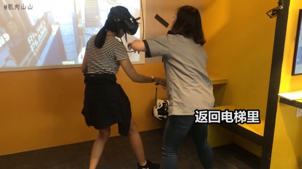 弟弟騙姐姐體驗最新VR，超真實的反應笑翻所有人!只聽到聲音讓人以為發生命案XDD