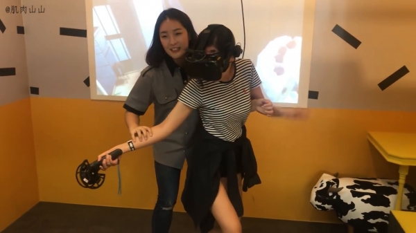 弟弟騙姐姐體驗最新VR，超真實的反應笑翻所有人!只聽到聲音讓人以為發生命案XDD