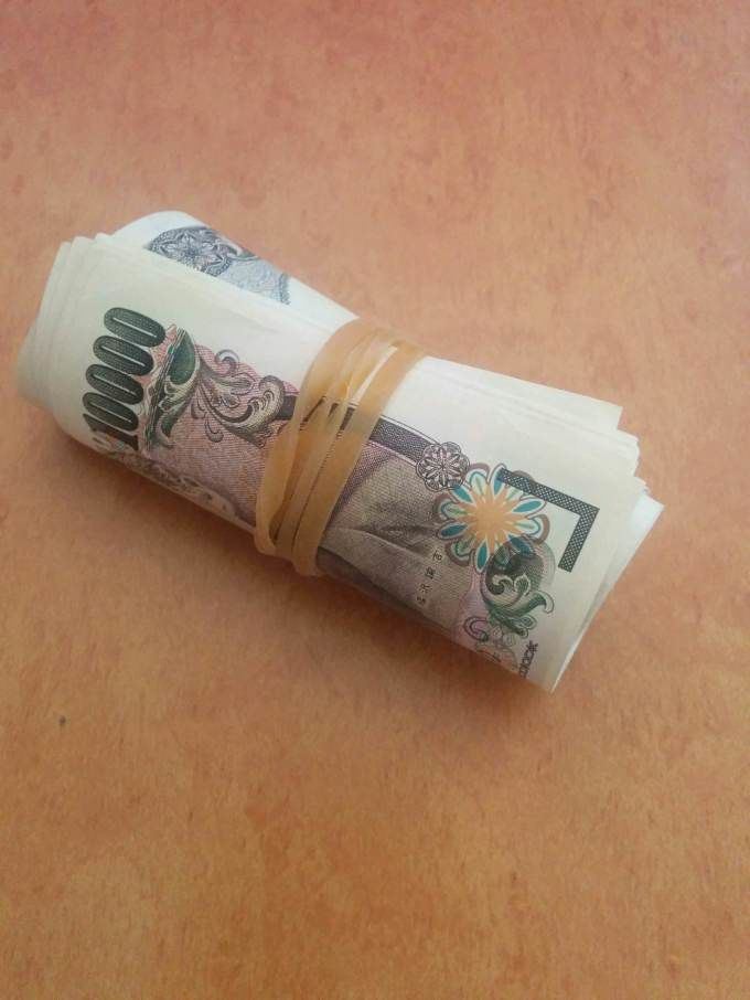 怎麼辦…. 在14歲妹妹房間發現「一捆謎樣現金」 攤開來數完臉色大變：完了