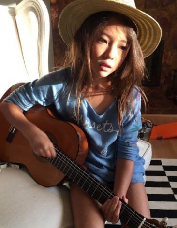 這名才8歲史上最「性感小女孩」的網美大家吵著等她10年，當網友看到媽媽竟爆衝「母親終究是本體啊！」